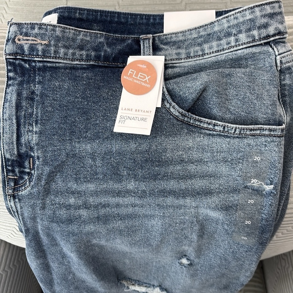 NWT Lane Bryant Distressed/Frayed Boyfriend Mid Rise Bermuda Shorts. Size 20 - Picture 2 of 15
